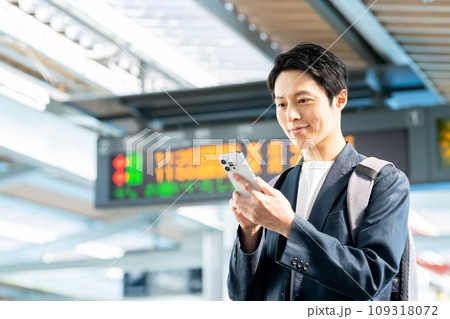 駅でスマホを見るミドルの男性　撮影協力「京王電鉄株式会社」 109318072