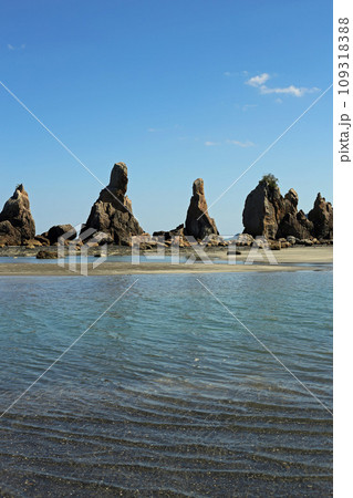 串本町の海岸の橋杭岩 109318388