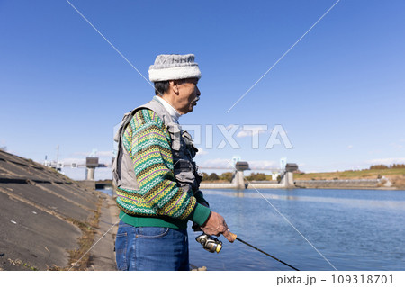 趣味の釣りを楽しむシニア男性 109318701