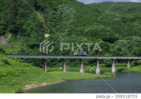 キハ110一両普通列車 北上線 ゆだ錦秋湖付近 109318755