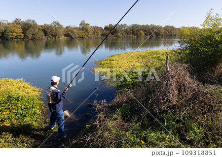 趣味の釣りを楽しむ男性 趣味の釣りを楽しむ男性 109318851