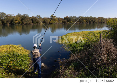 自然の中で趣味の釣りを楽しむ男性 109318862