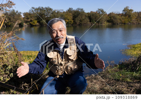 自然の中で趣味の釣りを楽しむ男性 109318869