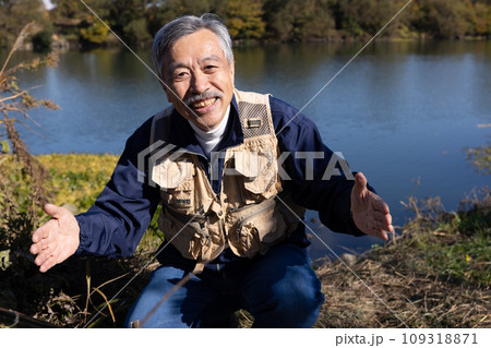 自然の中で趣味の釣りを楽しむ男性 自然の中で趣味の釣りを楽しむ男性 109318871