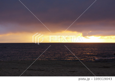 日本海 粟島付近の夕焼け 109319043
