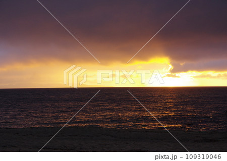 日本海 粟島付近の夕焼け 日本海 粟島付近の夕焼け 109319046