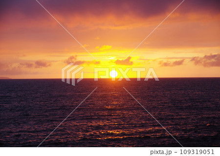 日本海 粟島付近の夕焼け 日本海 粟島付近の夕焼け 109319051