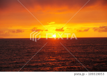 日本海 粟島付近の夕焼け 109319053