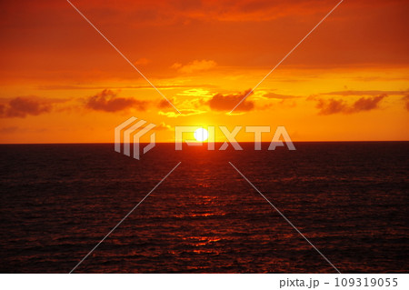 日本海 粟島付近の夕焼け 109319055