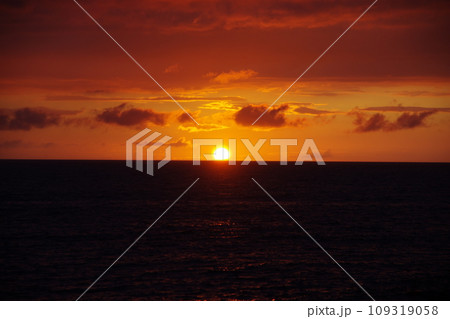 日本海 粟島付近の夕焼け 109319058