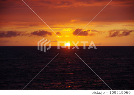 日本海 粟島付近の夕焼け 日本海 粟島付近の夕焼け 109319060