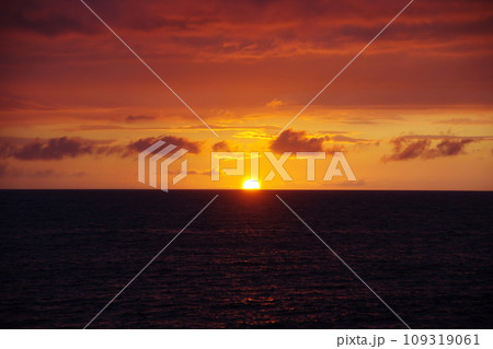 日本海 粟島付近の夕焼け 109319061