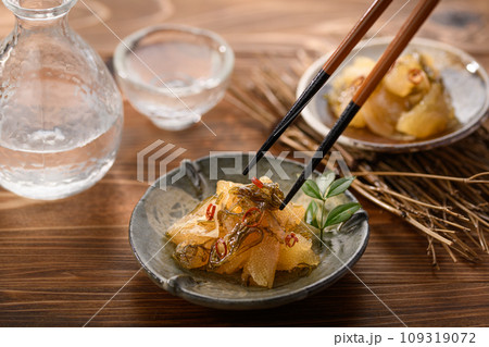 松前漬けと冷酒 松前漬けと冷酒 109319072