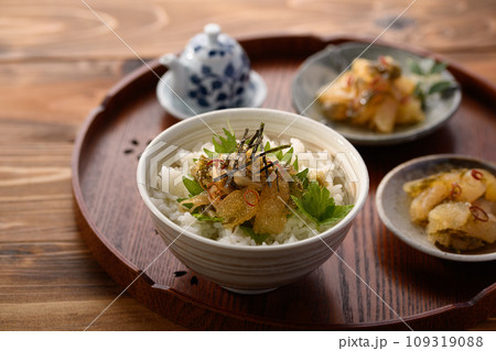 ご飯にのせた松前漬け 109319088