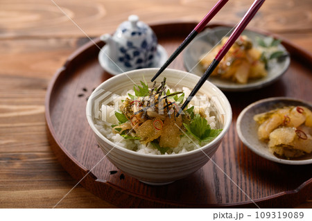 ご飯にのせた松前漬け 109319089