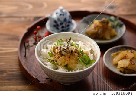 ご飯にのせた松前漬け 109319092