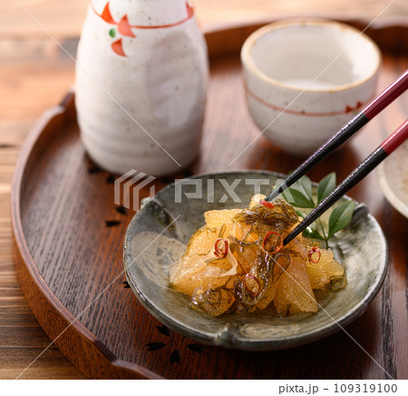 お正月料理の定番 松前漬けと日本酒 109319100