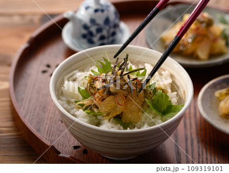 ご飯にのせた松前漬 109319101