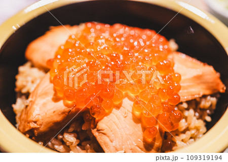イクラとイクラが乗っているいくら丼 イクラとイクラが乗っているいくら丼 109319194