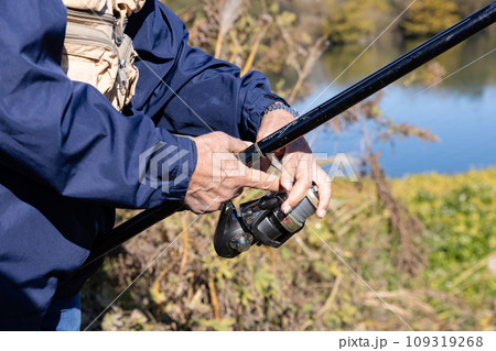 自然の中で趣味の釣りを楽しむ 自然の中で趣味の釣りを楽しむ 109319268