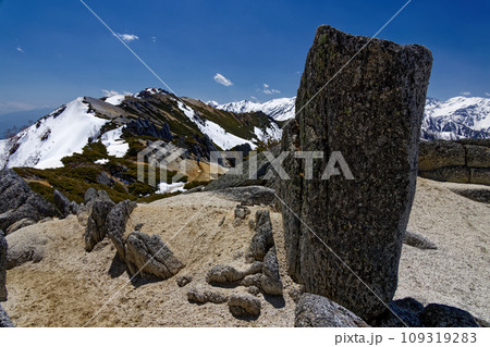 残雪の北アルプス・燕岳稜線から望む燕山荘方面 残雪の北アルプス・燕岳稜線から望む燕山荘方面 109319283