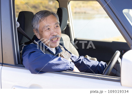 車を運転するシニア男性 109319334