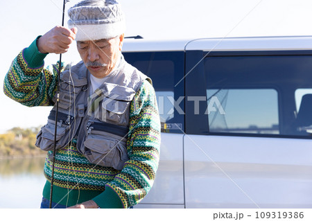 車で釣りに出かける男性 109319386
