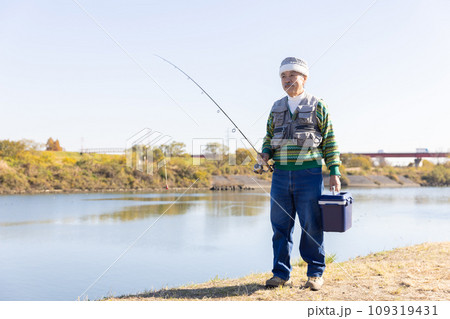 趣味の釣りを楽しむシニア男性 趣味の釣りを楽しむシニア男性 109319431