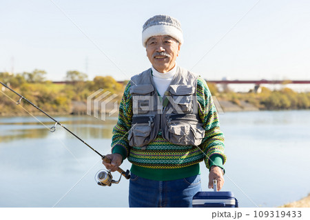 趣味の釣りを楽しむシニア男性 趣味の釣りを楽しむシニア男性 109319433