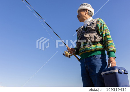趣味の釣りを楽しむシニア男性 109319453