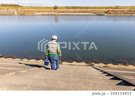 趣味の釣りを楽しむシニア男性 109319455