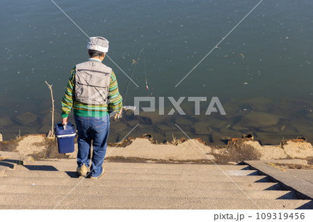 趣味の釣りを楽しむシニア男性 109319456