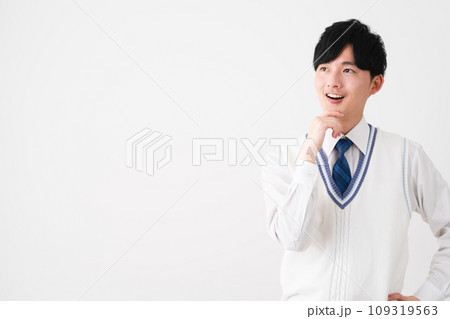 学生服を着ている若い男性　学生イメージ	 109319563