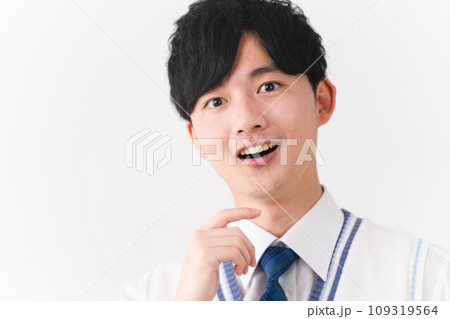 学生服を着ている若い男性　学生イメージ	 109319564