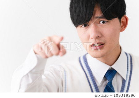 学生服を着ている若い男性　学生イメージ	 109319596