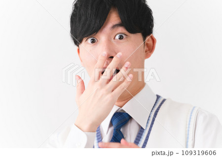 学生服を着ている若い男性　学生イメージ	 109319606