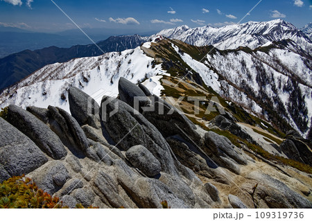 北アルプス・燕岳稜線から見る燕山荘と残雪の大天井岳・常念岳 109319736