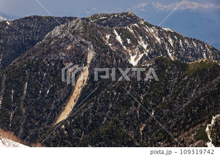 北アルプス・燕岳から見る残雪の餓鬼岳 北アルプス・燕岳から見る残雪の餓鬼岳 109319742