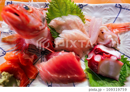 脂ののったノドグロと地魚の刺身盛り合わせ 109319759