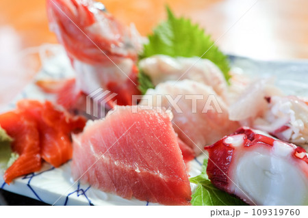 脂ののったノドグロと地魚の刺身盛り合わせ 109319760