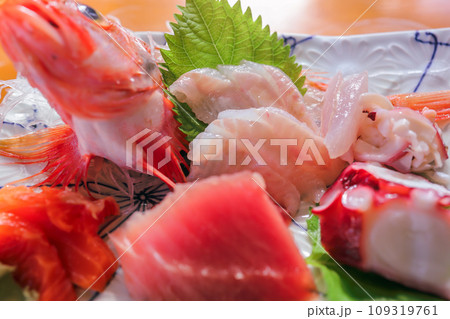脂ののったノドグロと地魚の刺身盛り合わせ 109319761