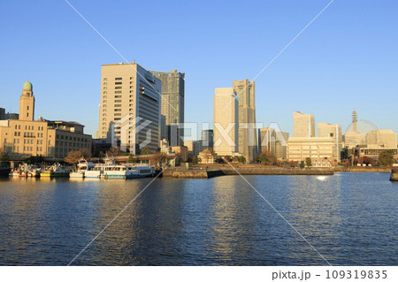 象の鼻パークから見たみなとみらい(神奈川県横浜市西区、冬) 象の鼻パークから見たみなとみらい(神奈川県横浜市西区、冬) 109319835