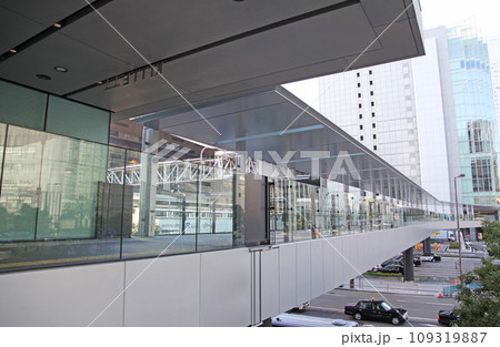 JR大阪駅とJPタワー大阪をつなぐ歩行者デッキ　サンクンガーデン側から 109319887