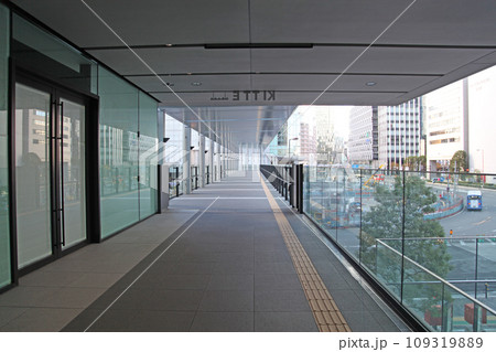 JR大阪駅とJPタワー大阪をつなぐ歩行者デッキ　サンクンガーデン側から 109319889