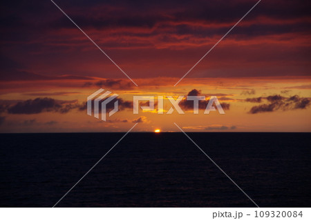 日本海 粟島付近の夕焼け 日本海 粟島付近の夕焼け 109320084
