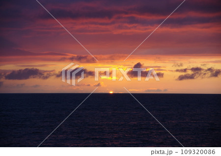 日本海 粟島付近の夕焼け 日本海 粟島付近の夕焼け 109320086