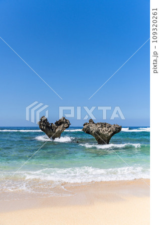 沖縄の青い空と青い海と白い砂浜沖縄 沖縄の青い空と青い海と白い砂浜沖縄 109320261