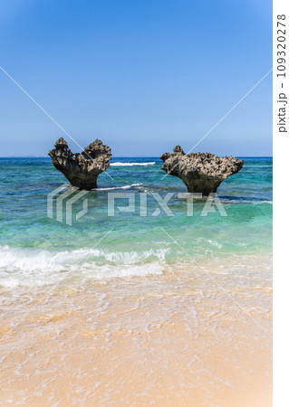 沖縄の青い空と青い海と白い砂浜沖縄 沖縄の青い空と青い海と白い砂浜沖縄 109320278
