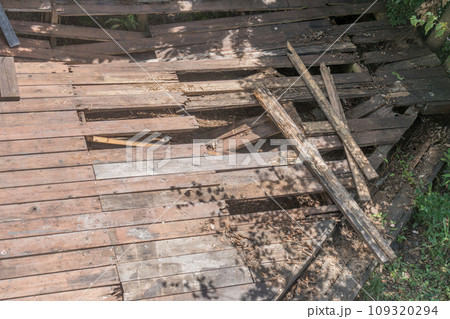 経年劣化により破損したウッドデッキ 経年劣化により破損したウッドデッキ 109320294