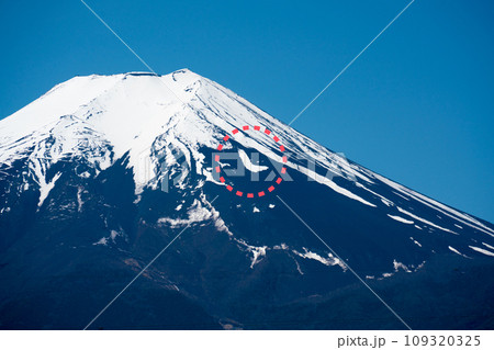 鳥の形状の残雪(農鳥)が現れた富士山 鳥の形状の残雪(農鳥)が現れた富士山 109320325